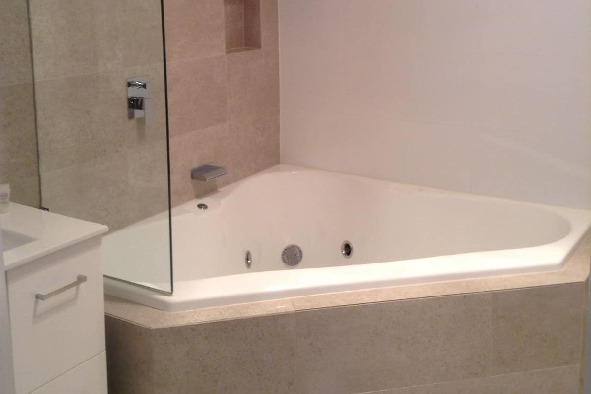 Suite Deluxe, 1 très grand lit, non-fumeur, bain à remous | Baignoire relaxante profonde