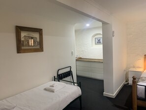 트래디셔널룸, 침실 1개, 금연 | 거실 공간 | 평면 TV