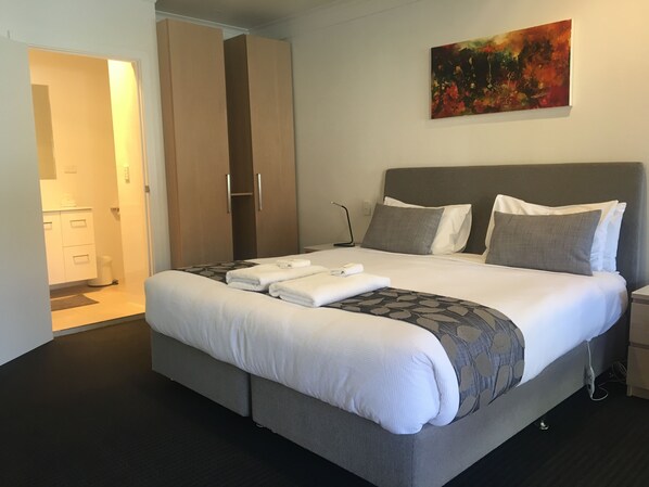 Executive Suite, 1 King Bed, Non Smoking | 1 bedroom, premium bedding, desk, free WiFi