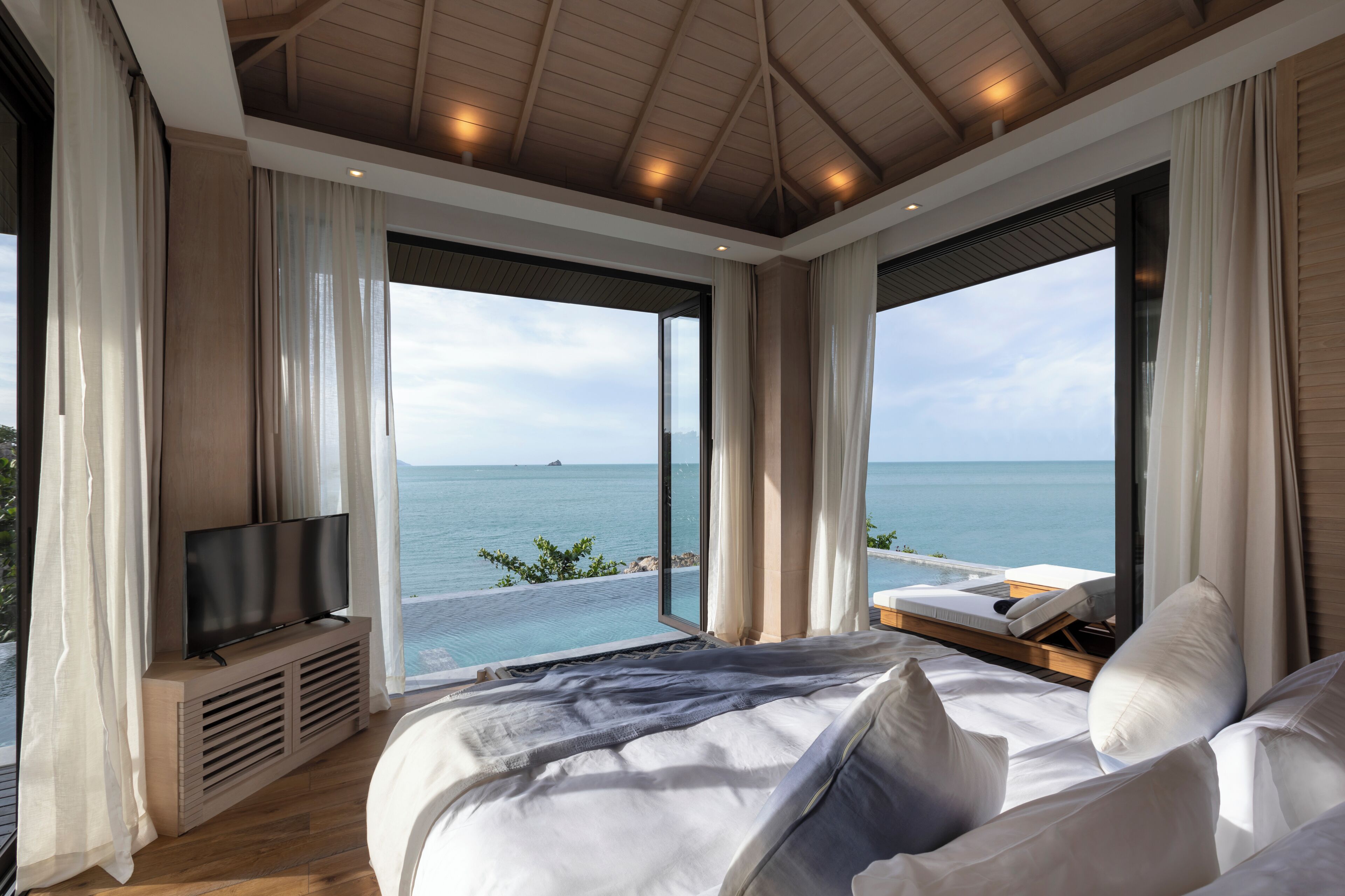Villa, privézwembad, uitzicht op oceaan | Een minibar met enkele gratis items, een kluis op de kamer, een bureau