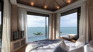 Villa, privézwembad, uitzicht op oceaan | Een minibar met enkele gratis items, een kluis op de kamer, een bureau
