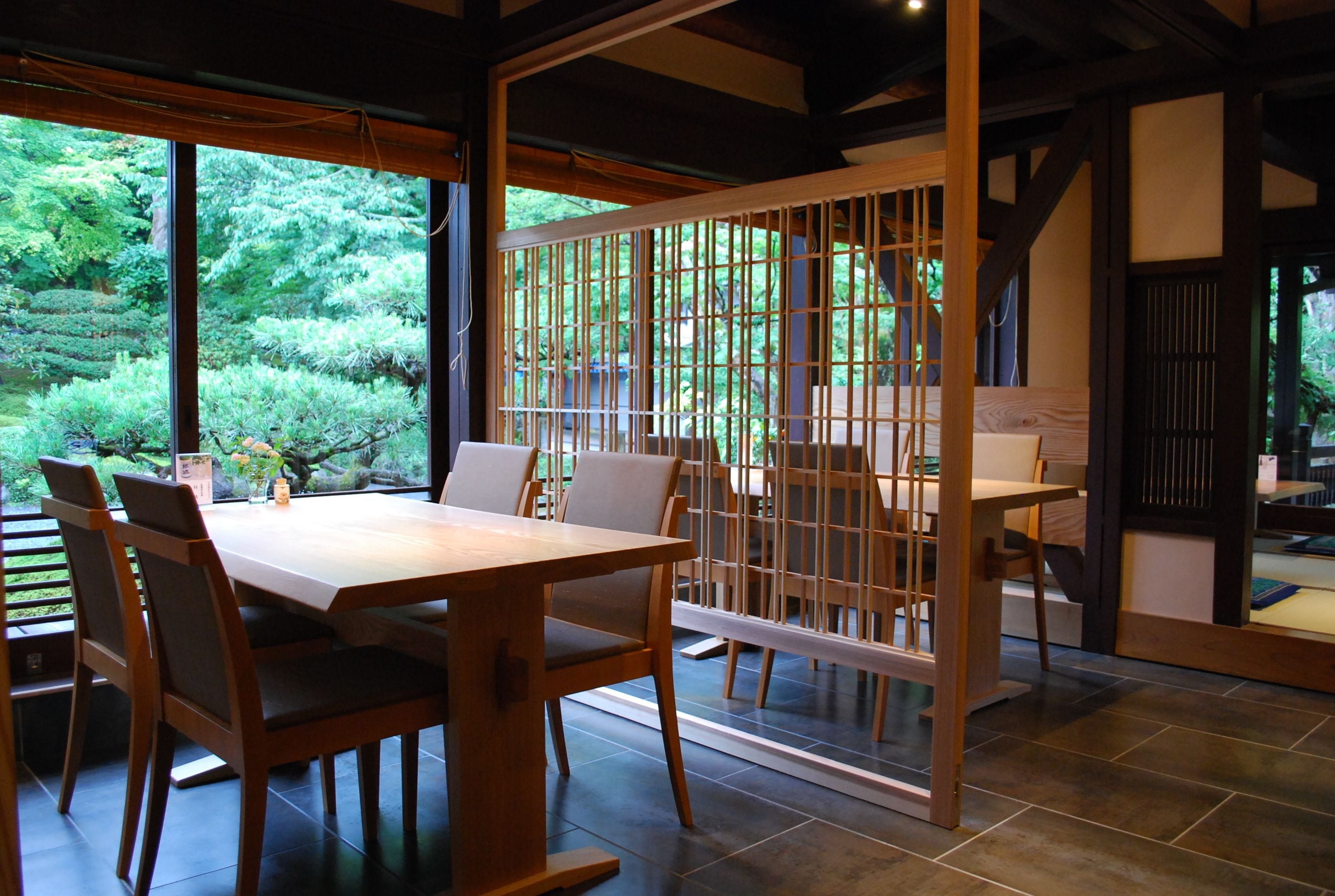 Et traditionelt japansk rum med tatamimåtter, et lavt træbord og en skydedør i shoji-papir.