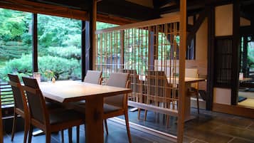 Et traditionelt japansk rum med tatamimåtter, et lavt træbord og en skydedør i shoji-papir.