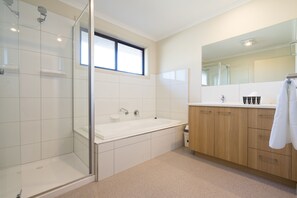 Premium-Haus, 3 Schlafzimmer, Gartenblick | Badezimmer | Badewanne und Dusche (separat), Komfortbadewanne