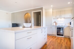 Premium House, 3 Bedrooms, Garden View | Private kitchen | Full-sized fridge, microwave, oven, stovetop - Sea Haven (Rosebud)