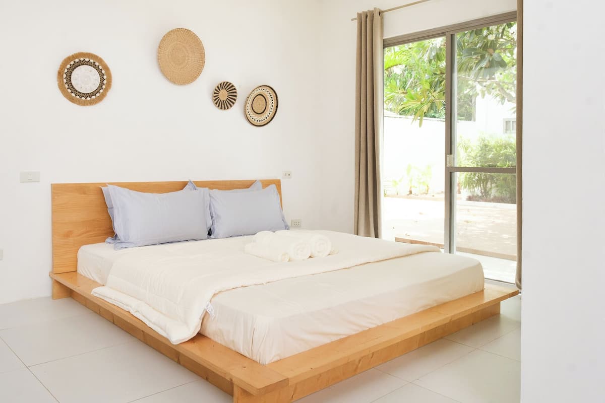 Suite Deluks, pemandangan kebun | 1 kamar tidur, seprai premium, meja kerja, dan tirai kedap cahaya