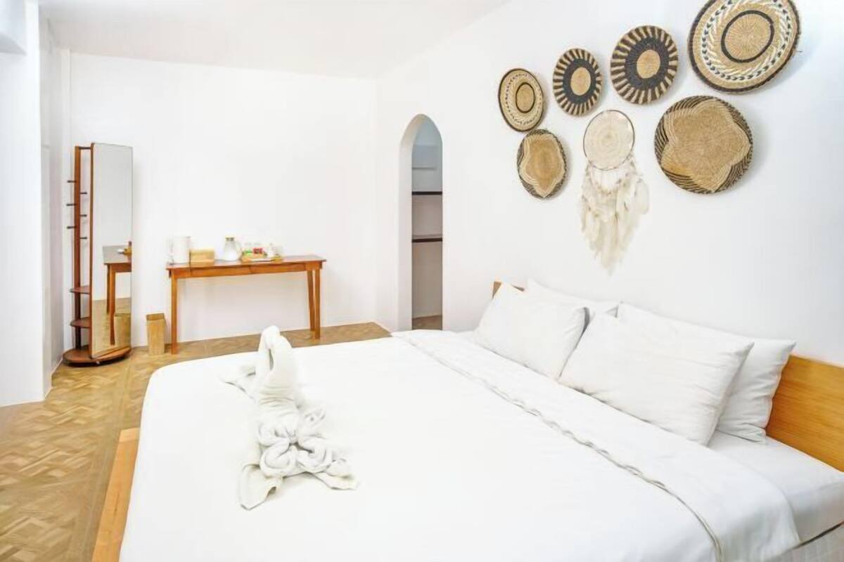 1 sovrum, sängtillbehör av högsta kvalitet och skrivbord