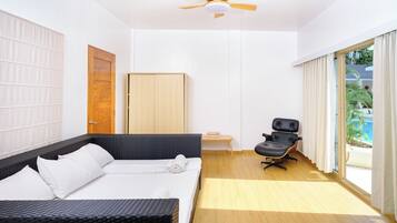 Suíte luxo, acesso à piscina, vista para a piscina | Área de estar | TV de tela plana