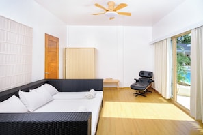 Deluxe suite, toegang tot zwembad, uitzicht op zwembad | Woonruimte | Flatscreentelevisie