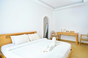 디럭스 스위트, 수영장 이용, 수영장 전망 | 1 개의 침실, 고급 침구, 책상, 암막 커튼