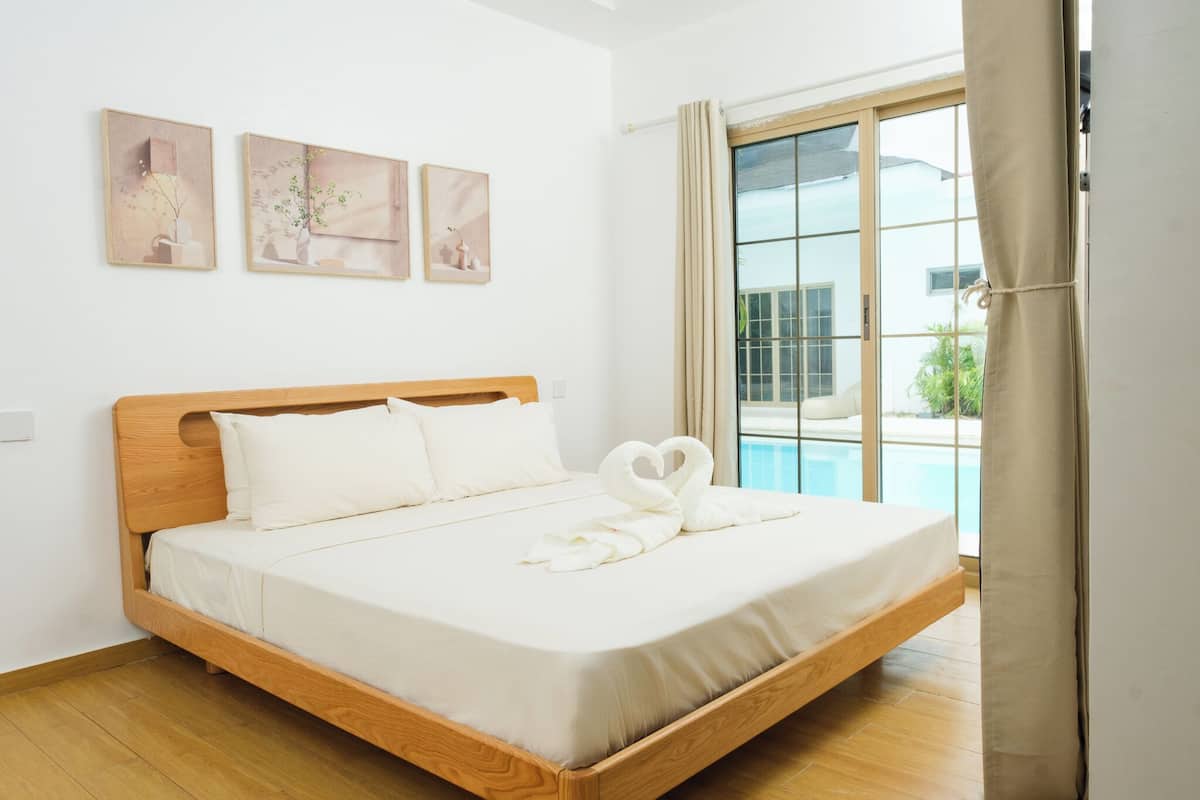 Suite Deluks, akses ke kolam renang, pemandangan kolam renang | 1 kamar tidur, seprai premium, meja kerja, dan tirai kedap cahaya