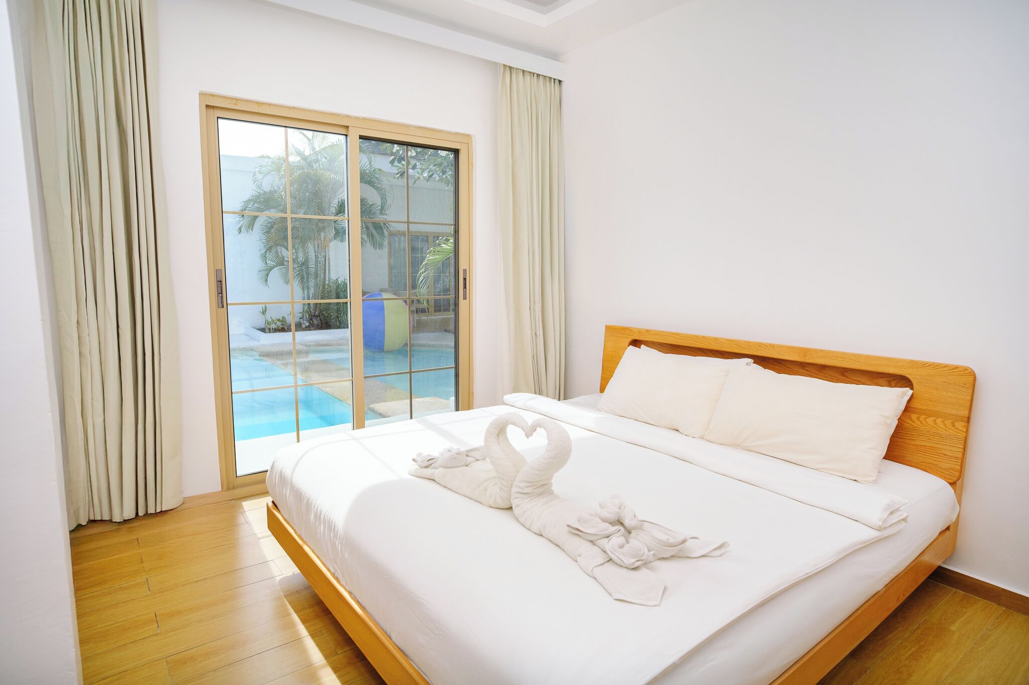 デラックス スイート プールアクセス プールビュー | 1 室のベッドルーム、高級寝具、デスク、遮光カーテン