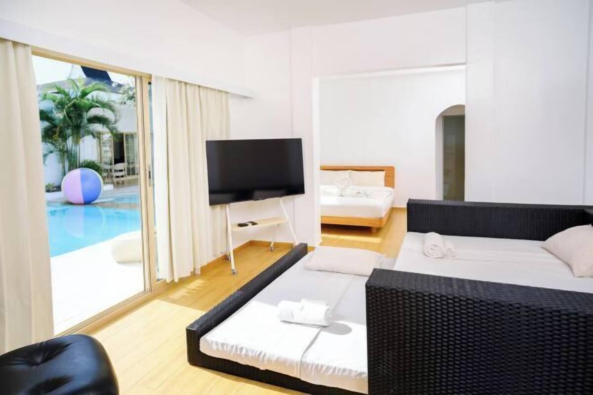 1 sovrum, sängtillbehör av högsta kvalitet och skrivbord