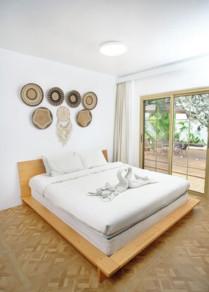 Suite Deluxe, vista al jardín | 1 habitación, ropa de cama de alta calidad y escritorio 