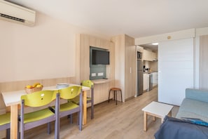 Standard Studio, Terrace | Living area | 70-cm LCD TV with digital channels, TV, books - Résidence Pierre & Vacances Saint-Mandrier Les Jardins de la Côte d'Azur (Saint-Mandrier-sur-Mer)