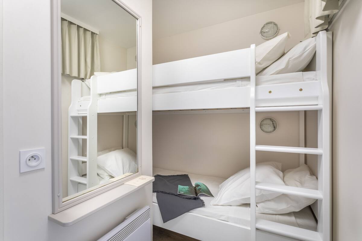 Caja de seguridad en la habitación, escritorio, wifi y ropa de cama