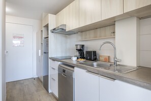 Stovetop, dishwasher, electric kettle, toaster - Résidence Pierre & Vacances Saint-Mandrier Les Jardins de la Côte d'Azur (Saint-Mandrier-sur-Mer)