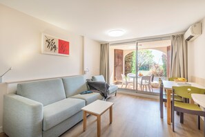 Standard Studio, Terrace | Living area | 70-cm LCD TV with digital channels, TV, books - Résidence Pierre & Vacances Saint-Mandrier Les Jardins de la Côte d'Azur (Saint-Mandrier-sur-Mer)