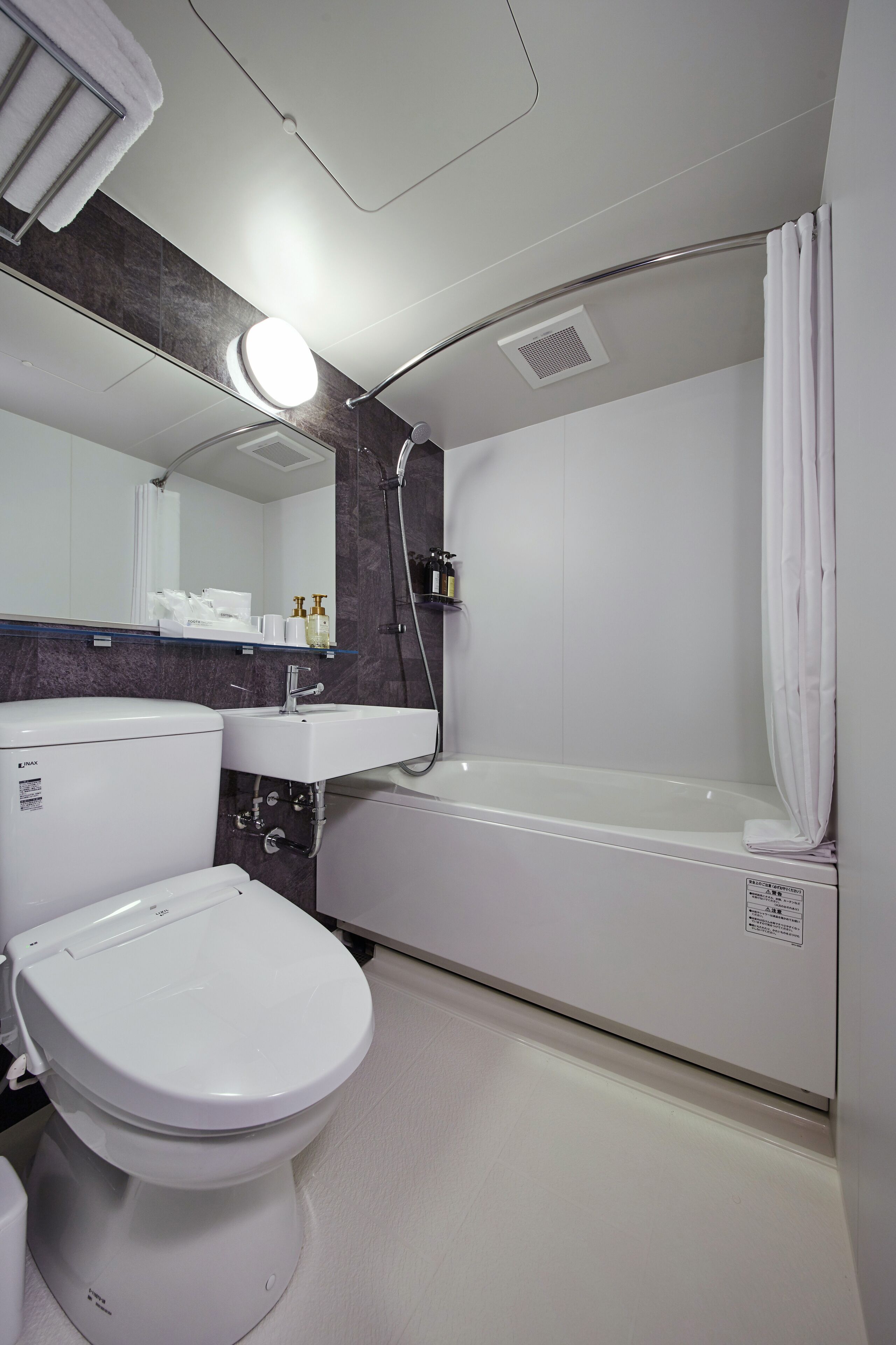 combined shower/bathtub, free toiletries, slippers, bidet