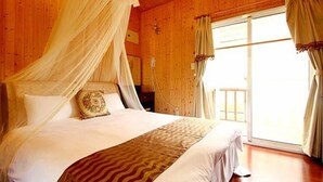 A room with a bed, a window with curtains, and a wooden wall. - Phoenix Landscaping B&B (Yuanshan)