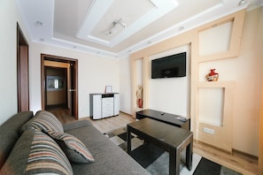 Superior-Suite, 1 Schlafzimmer | Wohnzimmer | 60-Zoll-Fernseher mit Kabelempfang