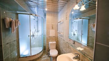 Suite Supérieure, 2 chambres | Salle de bain | Douche, articles de toilette gratuits, sèche-cheveux, peignoirs