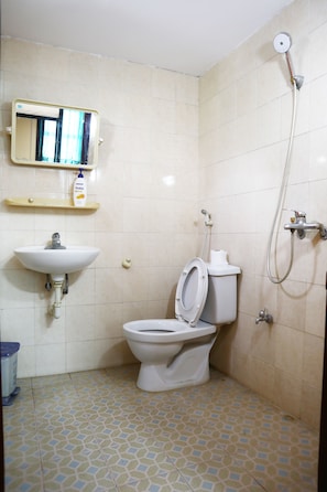 Bed in 4-Bed Mixed Dormitory Room | Bathroom | Shower, free toiletries, hair dryer, towels