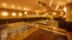 Un spa con paredes de madera y varias tinas de hidromasaje.