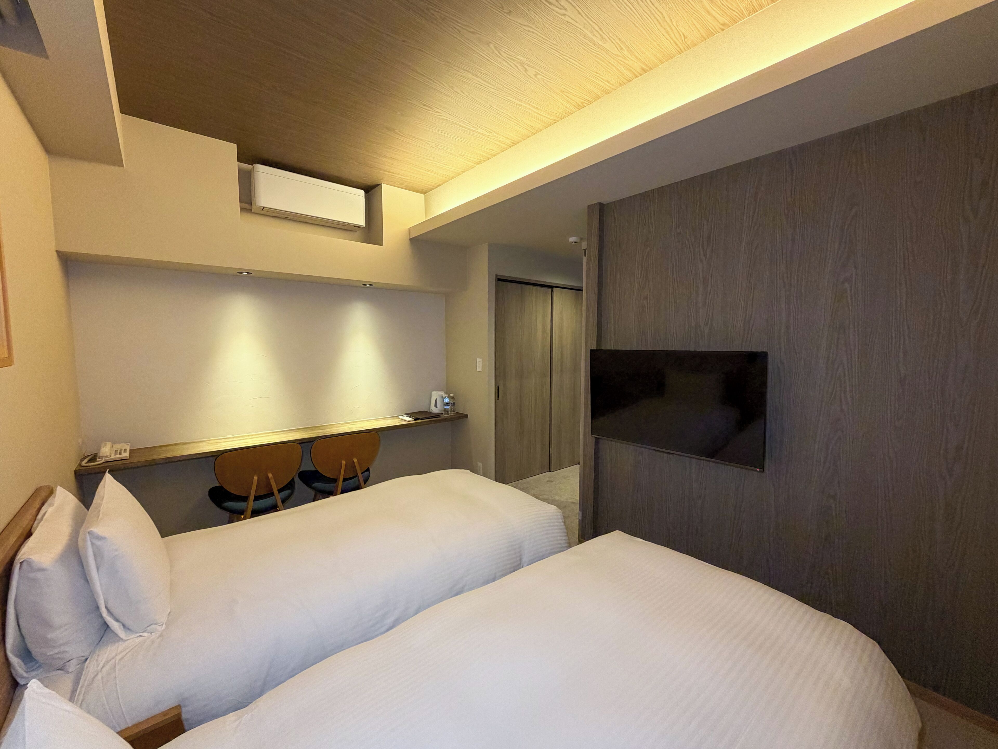 Værelse med 2 enkeltsenge | Pengeskab på værelset, lydisolering, gratis Wi-Fi, sengetøj