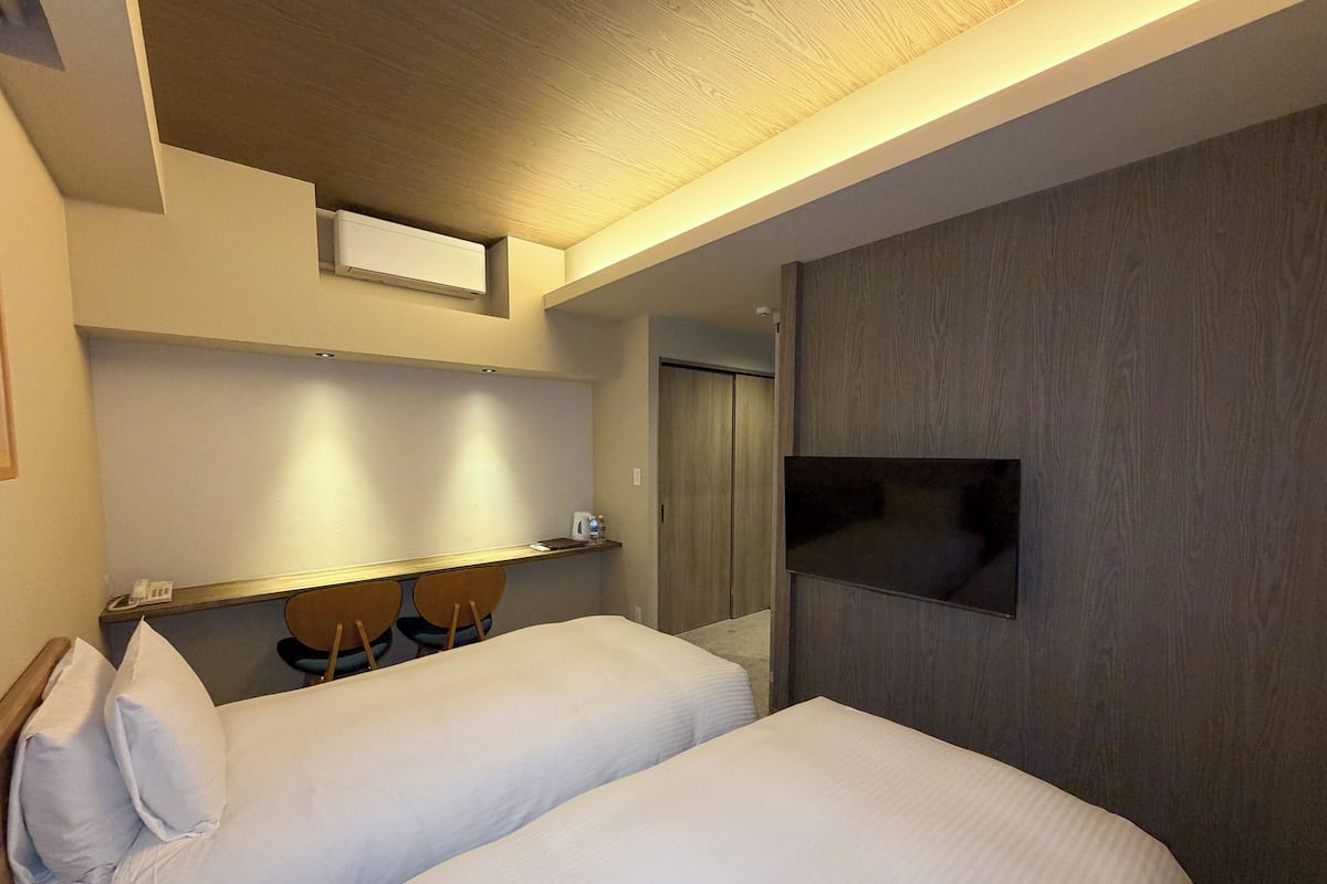 Chambre avec lits jumeaux | Coffres-forts dans les chambres, chambres insonorisées, Wi-Fi gratuit