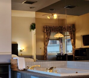 デラックス ルーム キングベッド 1 台 ジェットバス | 遮光カーテン、WiFi (無料)、ベッドシーツ