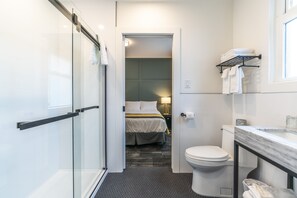 Premier-Dreibettzimmer | Badezimmer | Kostenlose Toilettenartikel, Haartrockner, Handtücher