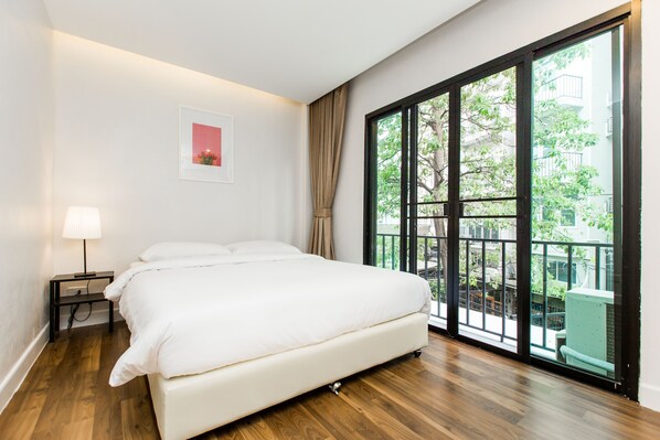 King Room with Balcony  | Mørklægningsgardiner, lydisolering, gratis Wi-Fi, sengetøj