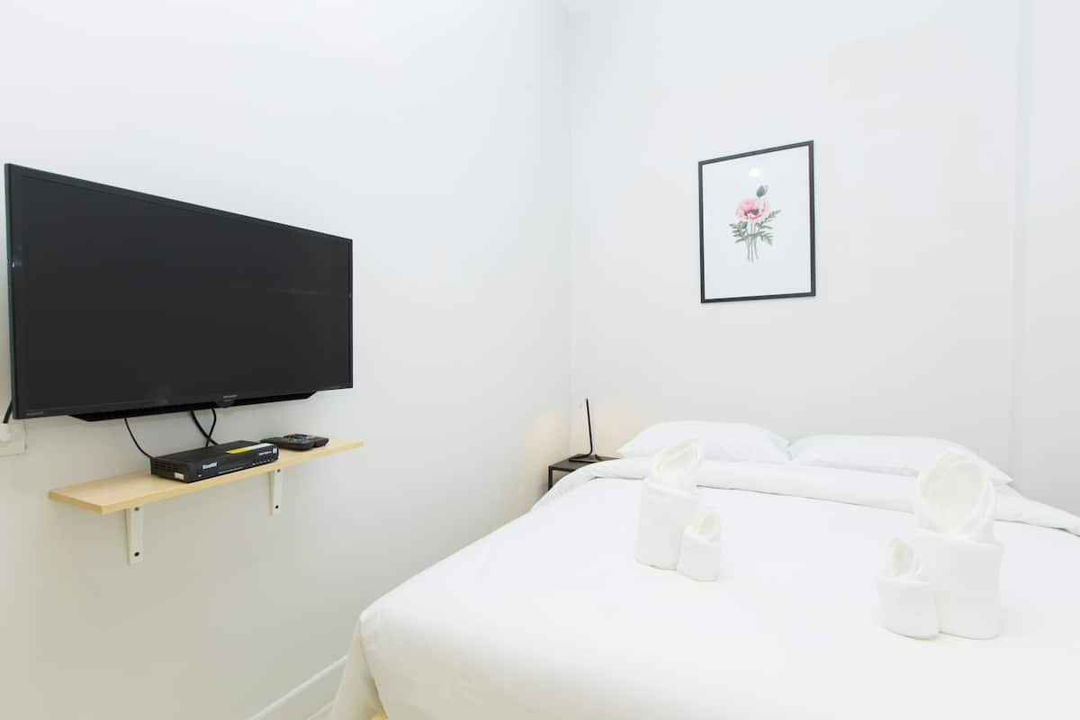 Superior Queen Room (No Window) | 遮光カーテン、防音設備、WiFi (無料)、ベッドシーツ