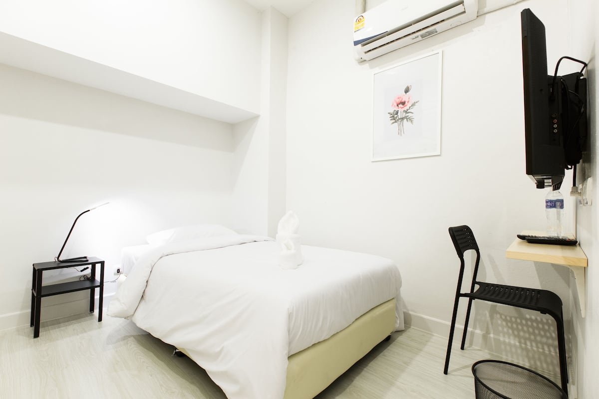 Standard Single Room (No Window) | 遮光カーテン、防音設備、WiFi (無料)、ベッドシーツ