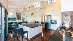 Rumah, 3 kamar tidur | Dapur pribadi | Mesin pembuat kopi/teh, lemari es besar, microwave, dan oven