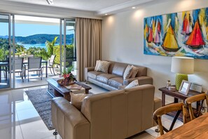 Departamento, 2 habitaciones (2K, 1 Air Bed or 2KS, 1K, 1 Air Bed) | Área de sala de estar | Televisión LCD, reproductor de DVD y estación para iPod 