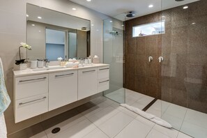 Departamento, 2 habitaciones (2K, 1 Air Bed or 2KS, 1K, 1 Air Bed) | Baño | Regadera, secadora de cabello, toallas, papel de baño 