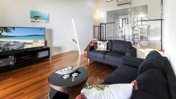 Apartemen, 2 kamar tidur | Area keluarga | TV LED dan pemutar DVD