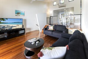 Departamento, 2 habitaciones | Área de sala de estar | Televisión LED y reproductor de DVD