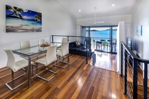 Family dining - Panorama 3 Hamilton Island 2 Bedroom Ocean View Near Marina With Golf Buggy (Whitsundays)