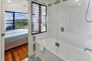 Apartemen, 2 kamar tidur | Kamar mandi | Bathtub dan shower terpisah, bathtub besar, pengering rambut, dan handuk