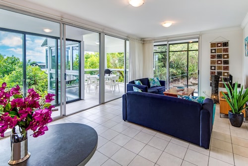 Oasis 1 Hamilton Island 2 Bedroom Apartment In Central Location With Golf Buggy