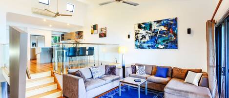 Leilighet, 2 soverom (2K, 1 Air Bed or 1K, 2KS, 1 Air Bed) | Oppholdsområde | LED-TV og DVD-spiller