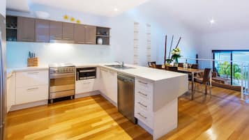 Departamento, 2 habitaciones | Cocina privada | Refrigerador con congelador, microondas, horno y parrilla de estufa