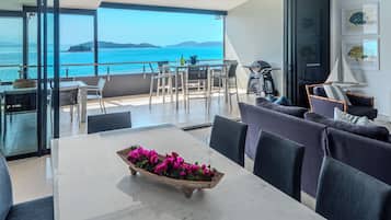 Villa, 3 habitaciones | Cocina privada | Refrigerador con congelador, microondas, horno y parrilla de estufa