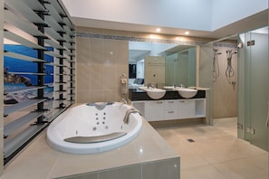 Villa, 3 Bedrooms (1K,1Q,2S, 2AirBed or 1K,2Q, 2AirBed) | Private spa tub