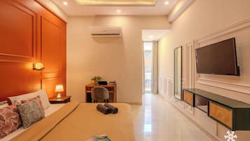 Deluxe Private Room | In-room safe, soundproofing, iron/ironing board (on request), free WiFi