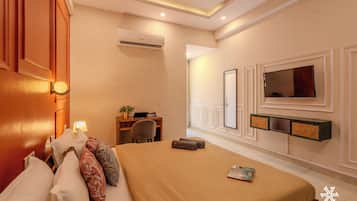 Deluxe Private Room | In-room safe, soundproofing, iron/ironing board (on request), free WiFi