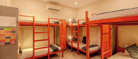 6 Bed Mixed Dorm | Caja de seguridad en la habitación y insonorización